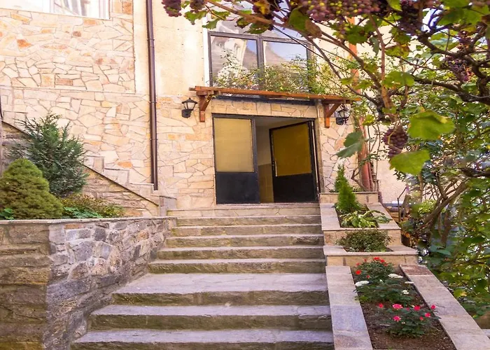 Konukevi Trite Bora Narechenski Bani